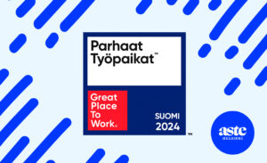 Sinisävyinen kuvitus, jossa Great Place to Work -logo yhdistettynä Aste Helsingin tunnukseen.